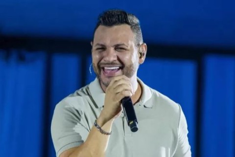 Cantor Lenno Ferreira, da banda Desejo de Menina, deixa presídio em João Pessoa após cumprir prisão preventiva